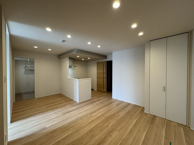 Malienaの居間・リビング|ゆったりとした居間です。凛と、ナチュラルな佇まい。
素朴な味わいでリラックスムードを引き出す、オーガニックテイストなしつらえ。
凛とした風情も印象的です。