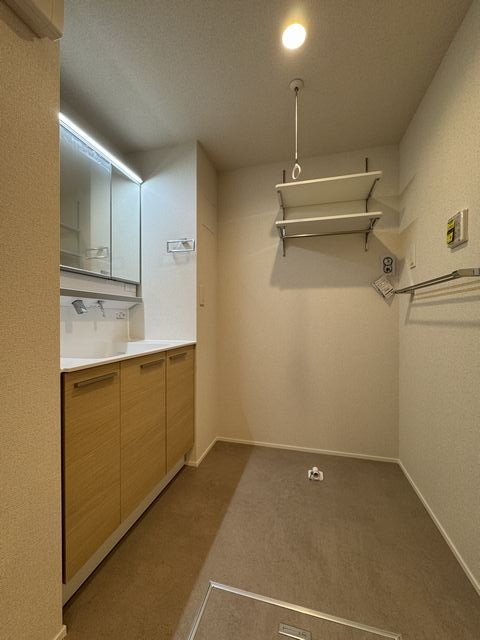 Malienaの独立洗面台|独立洗面台です
タッチレスワイド照明付き！
センサーに手をかざすだけで照明をオンオフできる優れもの！
汚れが付いた手で触れなくて済むので、ストレス軽減、衛生的です！