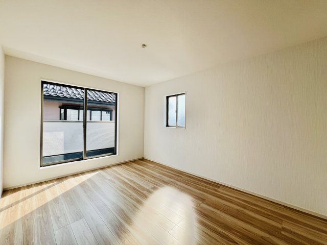 前橋市北代田町の洋室|7.8帖の主寝室は、大きいベッドを設置してもゆとりのある空間♪
WIC付き