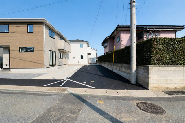 前橋市北代田町の前面道路含む現地写真|縦列で２台駐車可能◎