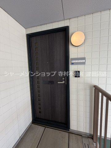 ファミール弍番館の玄関