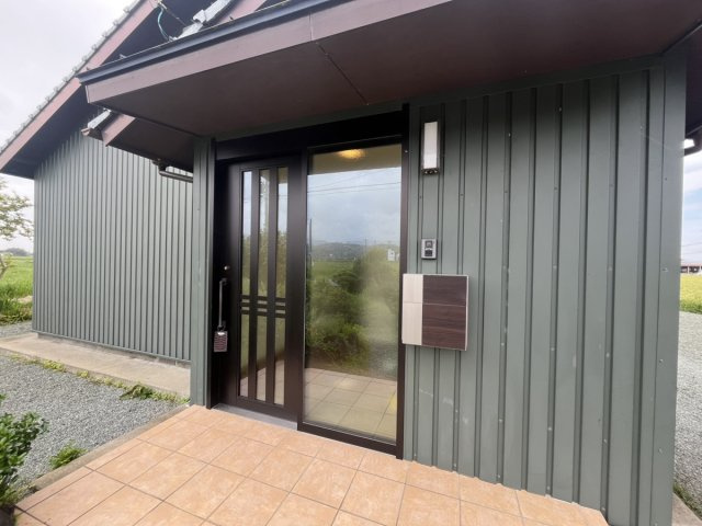 氷川町野津戸建ての玄関