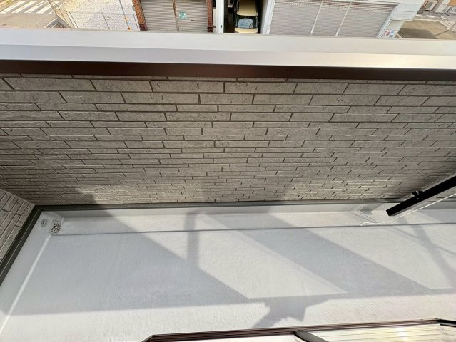 「駐車スペース6台完備」高知市長浜 第1　新築戸建てのバルコニー|防水性の高いバルコニー床でお手入れもラクラク。排水もしっかり確保されており安心して使える仕様です。