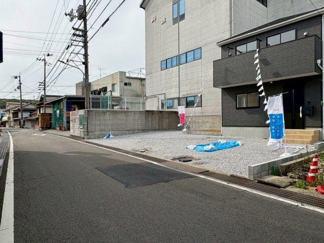 「駐車スペース6台完備」高知市長浜 第1　新築戸建ての前面道路含む現地写真|広々とした敷地で駐車もゆったり確保可能。外構次第でさらに使い方が広がる開放的なスペースです。