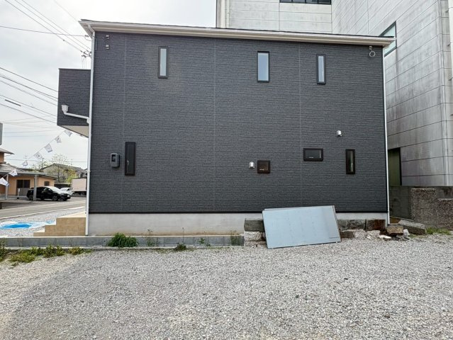 「駐車スペース6台完備」高知市長浜 第1　新築戸建ての外観|※4月13日撮影。防犯を意識した窓設計☆