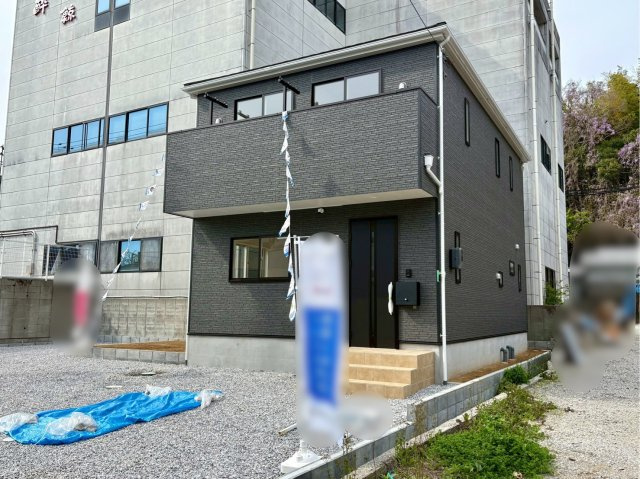 「駐車スペース6台完備」高知市長浜 第1　新築戸建ての外観|※4月12日撮影。洗練された重厚感のあるお家。スタイリッシュで飽きのこないデザインです☆