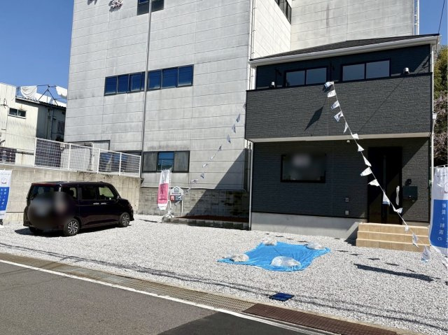 「駐車スペース6台完備」高知市長浜 第1　新築戸建ての外観|※4/16撮影。敷地内には大きな花壇アリ！家庭菜園や植物を育てるのも◎