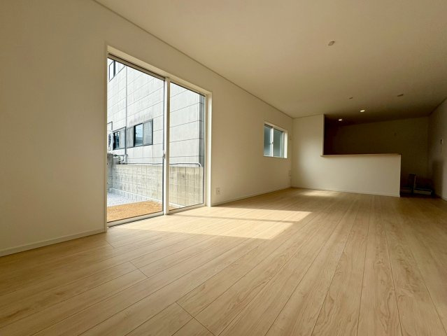 「駐車スペース6台完備」高知市長浜 第1　新築戸建ての居間・リビング|南向きで陽当たり良好なLDK。明るく開放的な心地よい空間です。