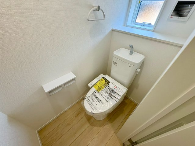 「駐車スペース6台完備」高知市長浜 第1　新築戸建てのトイレ|窓付きで明るいトイレ空間。換気もしやすく清潔に保てます。