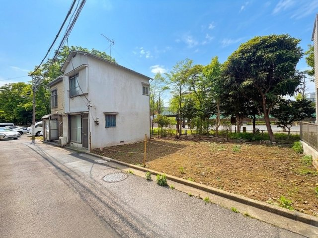 北区赤羽台3丁目限定 1区画の前面道路含む現地写真|赤羽台3丁目の落ち着いた住宅地
南東側公道に面した明るく快適な立地
敷地北西側は公園につき両面道路風の開放感
陽当たり通風良好です