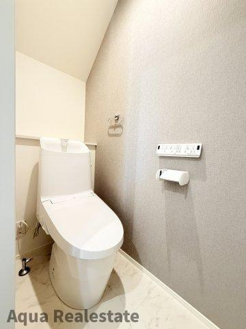 オール電化デザイナーズハウス八万町大坪建売①のトイレ|シャワー洗浄機能付きのトイレは、清潔感が印象的な空間ですね。