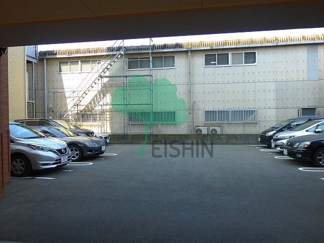ピュア博多駅南2番館の駐車場