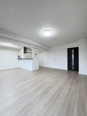 ライオンズマンション小岩第3の居間・リビング|ドキドキの新生活も、安心してスタート。ぴったりの住まいを見つけませんか？クランディアが一緒に住まい選びをサポートします‼　まずは、お気軽にお問合せください　＃クランディア