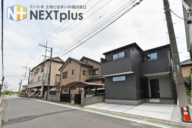 白岡市篠津　全1棟　1号棟の前面道路含む現地写真|前面道路は幅員約6mの公道で、お車の出し入れもスムーズなゆとりある環境です。2026年7月の完成に向け、現在は基礎工事が進んでいます。静かな街並みで、新しい生活を始めるのにぴったりの立地です。