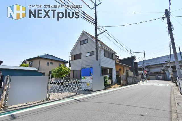 白岡市篠津　全1棟　1号棟の前面道路含む現地写真|前面道路は幅員約6mの公道で、お車の出し入れもスムーズなゆとりある環境です。2026年7月の完成に向け、現在は基礎工事が進んでいます。静かな街並みで、新しい生活を始めるのにぴったりの立地です。