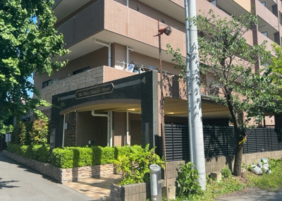 【現況写真】 | ダイアパレス八王子アヴァンティ | 外観はマンション管理がされているかの目安になります。築年数が古いと、壁面は劣化してひび割れが生じることも！建物が古びていても細かいところが修繕されていると、きちんと管理されているなぁと感じるでしょう。