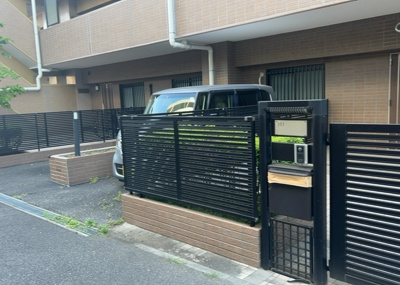 【駐車場】 | ダイアパレス八王子アヴァンティ | 車一台あたりに必要なスペースは、標準サイズの普通自動車で横幅2m50cm、長さ5mは必要になります。ただし、乗降のことも考慮して横幅3m30cm、長さ5m50cmほどは確保できるところを選びましょう。