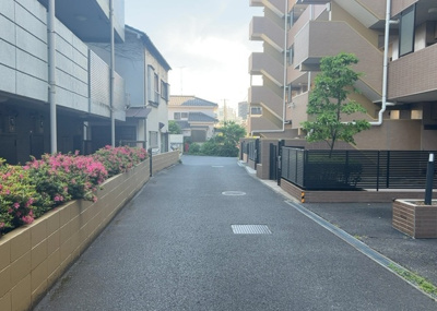 【駐車場】 | ダイアパレス八王子アヴァンティ | 駐車場と明記されていても、最小スペースでつくられた駐車場だと大型車は駐車できなかったり、出入りしにくくなったりする可能性があります。お車のサイズと購入したい物件の駐車場のサイズを現地で確認しましょう。