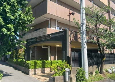 【庭】 | ダイアパレス八王子アヴァンティ | 物件によっては、入居者が個人的に使用できる専用庭がついているものもあります。また、住宅の中にある土間の部分を庭と呼ぶこともあります。庭の用途は住む人によって変わり、それによってデザインもさまざまです。