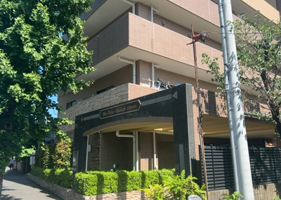 【中庭】 | ダイアパレス八王子アヴァンティ | 中庭（パティオ）とは、一つの建築物の内部に設けられた、壁などで囲われている庭のことを指します。コの字型、ロの字型が主流ですが、L字型の中庭もあります。最近では、インテリア性の高さからも人気があります。