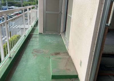 【バルコニー】 | 相武台グリーンハイツＡ棟 | バルコニーは、室外の専用スペースのうち、「屋根がなく開放された空間」であるものを指します。ベランダより広いタイプのものが多く、日当たりもよいため家庭菜園などを楽しみたい人にとって適した環境となります。