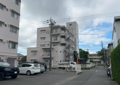 【現況写真】 | 相武台グリーンハイツＡ棟 | 外観はマンション管理がされているかの目安になります。築年数が古いと、壁面は劣化してひび割れが生じることも！建物が古びていても細かいところが修繕されていると、きちんと管理されているなぁと感じるでしょう。