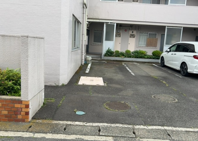 【駐車場】 | 相武台グリーンハイツＡ棟 | 車一台あたりに必要なスペースは、標準サイズの普通自動車で横幅2m50cm、長さ5mは必要になります。ただし、乗降のことも考慮して横幅3m30cm、長さ5m50cmほどは確保できるところを選びましょう。