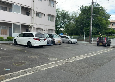 【駐車場】 | 相武台グリーンハイツＡ棟 | 駐車場と明記されていても、最小スペースでつくられた駐車場だと大型車は駐車できなかったり、出入りしにくくなったりする可能性があります。お車のサイズと購入したい物件の駐車場のサイズを現地で確認しましょう。