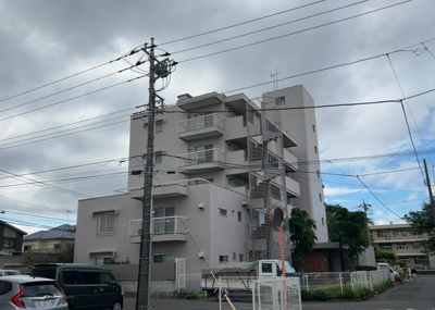 【中庭】 | 相武台グリーンハイツＡ棟 | 中庭（パティオ）とは、一つの建築物の内部に設けられた、壁などで囲われている庭のことを指します。コの字型、ロの字型が主流ですが、L字型の中庭もあります。最近では、インテリア性の高さからも人気があります。