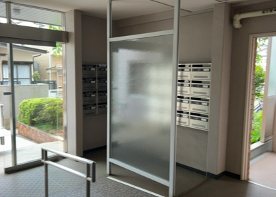 【設備】 | 相武台グリーンハイツＡ棟 | エントランス付近に設置されている集合ポストは、住んでいる部屋と離れているため、ポストをあさるなど誰かに何かされていても被害に気づきにくいです。入居する時には他人に特定されにくい番号で鍵をかけましょう！