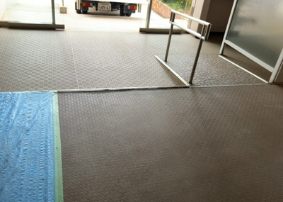 【ロビー】 | 相武台グリーンハイツＡ棟 | ラウンジは、マンションの共用スペースに椅子やテーブルなどを配置した利用者が寛げる空間です。屋内型ラウンジと屋外型ラウンジがあります。共用部分の管理状況と合わせて、詳細については現地でご確認ください。