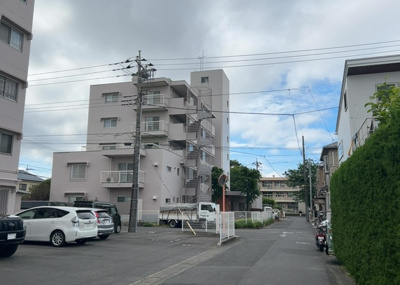 【構造・工法・仕様】 | 相武台グリーンハイツＡ棟 | ＲＣ造、Reinforced Concreteは直訳すると補強されたコンクリートです。主に柱や梁・床・壁が鉄筋とコンクリートで構成おり、鉄筋を組んだ型枠にコンクリートを流し込んで固めたものを指します。