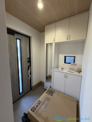 伊勢原市八幡台2期　新築戸建　全2棟1号棟の玄関