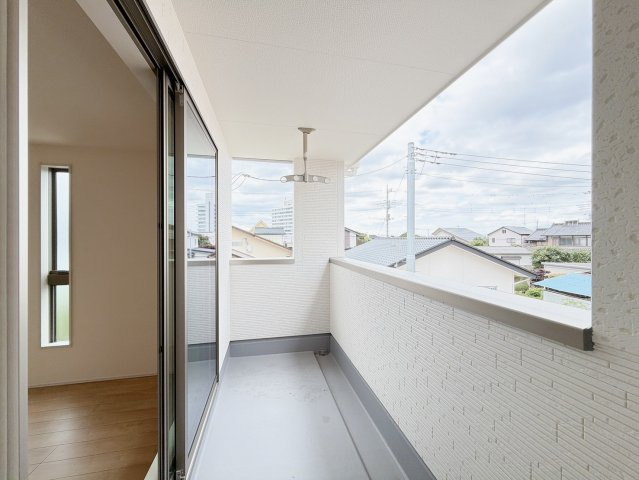 【バルコニー】 | 前橋市亀里町　新築住宅 | 日当たりの良いバルコニーで毎日の暮らしに明るさとゆとりを。洗濯物もよく乾き、季節の移ろいを感じながら過ごせます。