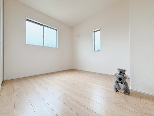【洋室】 | 前橋市亀里町　新築住宅 | 窓からそそがれる暖かみのある明るい空間。広々としたプライベート空間で自分の時間を楽しめます。フローリング仕様で普段のお掃除も楽々です。