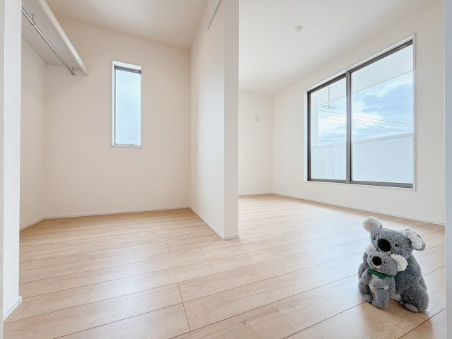 【洋室】 | 前橋市亀里町　新築住宅 | 広々としたWIC付きの洋室。お気に入りの洋服もすっきり収納。
毎日のコーディネートが楽しくなります♪