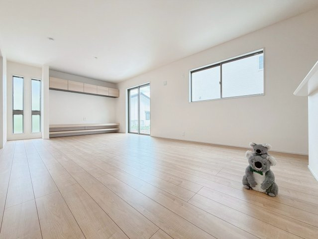 【居間・リビング】 | 前橋市亀里町　新築住宅 | 床材とマッチしたテレビカウンター付きのLDK。
光が差し込む明るい空間はいつもの時間をより特別に…穏やかなひと時を一層充実した時間へ変えてくれます。