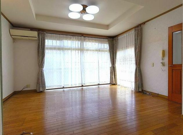 日立市みかの原町2丁目　中古戸建の居間・リビング|お子様が元気に遊べる広々としたリビングです。