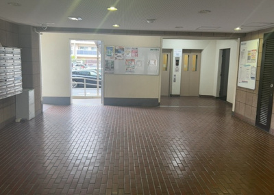 【エントランス】 | ライフコア東林間アネックス | マンションのエントランスには、もともと風よけや防犯の役割がありますが、マンションによって宅配ボックスなどの設備が備わっている所もあります。日々の生活をイメージしながら生活しやすさをチェックしましょう。