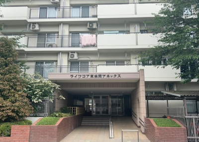 【現況写真】 | ライフコア東林間アネックス | 外観はマンション管理がされているかの目安になります。築年数が古いと、壁面は劣化してひび割れが生じることも！建物が古びていても細かいところが修繕されていると、きちんと管理されているなぁと感じるでしょう。