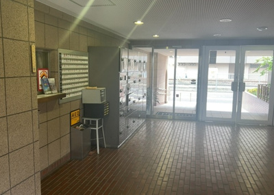 【設備】 | ライフコア東林間アネックス | エントランス付近に設置されている集合ポストは、住んでいる部屋と離れているため、ポストをあさるなど誰かに何かされていても被害に気づきにくいです。入居する時には他人に特定されにくい番号で鍵をかけましょう！