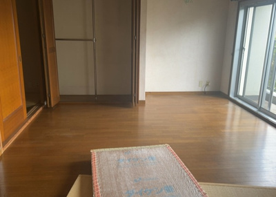 【居間・リビング】 | ライフコア東林間アネックス | 直線タイプはLとDKを一直線に並べた形で対面キッチンのタイプです。一般的なのでよく見かけるかもしれません。直線タイプに似た直接アイランドタイプは、キッチンとダイニングの間に壁がない分広く感じられます。