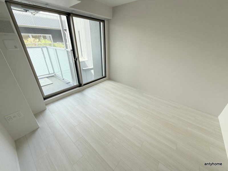コンフォリア・リヴ大阪本町　仲介手数料無料の居間・リビング