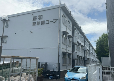 【現況写真】 | 藤和東林間コープ | 道幅が広い場所は日当たりや風通が良好です。幅が広いのですれ違いも可能ですし大きな車でも駐車可能！一方で、大型車が通ることも多くなるため交通量の増加により騒音に繋がります。また土地の値段が高くなります。