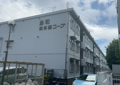 【外観】 | 藤和東林間コープ | 外観はマンション管理がされているかの目安になります。築年数が古いと、壁面は劣化してひび割れが生じることも！建物が古びていても細かいところが修繕されていると、きちんと管理されているなぁと感じるでしょう。