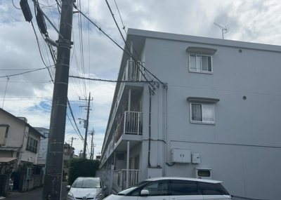 【バルコニー】 | 藤和東林間コープ | 一般的なバルコニーは、奥行1.5ｍ程ですが、ワイルドバルコニーは2ｍまで広がっています。そのため洗濯物の間隔をあけ干すことができ、乾きやすいというメリットや、ガーデニングが楽しめる等の特徴があります。