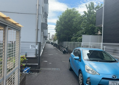 【駐車場】 | 藤和東林間コープ | 車一台あたりに必要なスペースは、標準サイズの普通自動車で横幅2m50cm、長さ5mは必要になります。ただし、乗降のことも考慮して横幅3m30cm、長さ5m50cmほどは確保できるところを選びましょう。