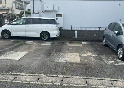 【駐車場】 | 藤和東林間コープ | 駐車場と明記されていても、最小スペースでつくられた駐車場だと大型車は駐車できなかったり、出入りしにくくなったりする可能性があります。お車のサイズと購入したい物件の駐車場のサイズを現地で確認しましょう。