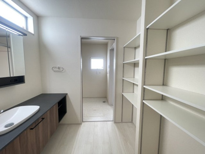 【独立洗面台】 | 八重瀬町与座（全6棟）4号棟 | 4号棟　オシャレな洗面台♪可動棚収納付き♪