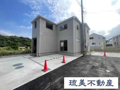【外観】 | 八重瀬町与座（全6棟）4号棟 | 4号棟　並列駐車3台可♪
